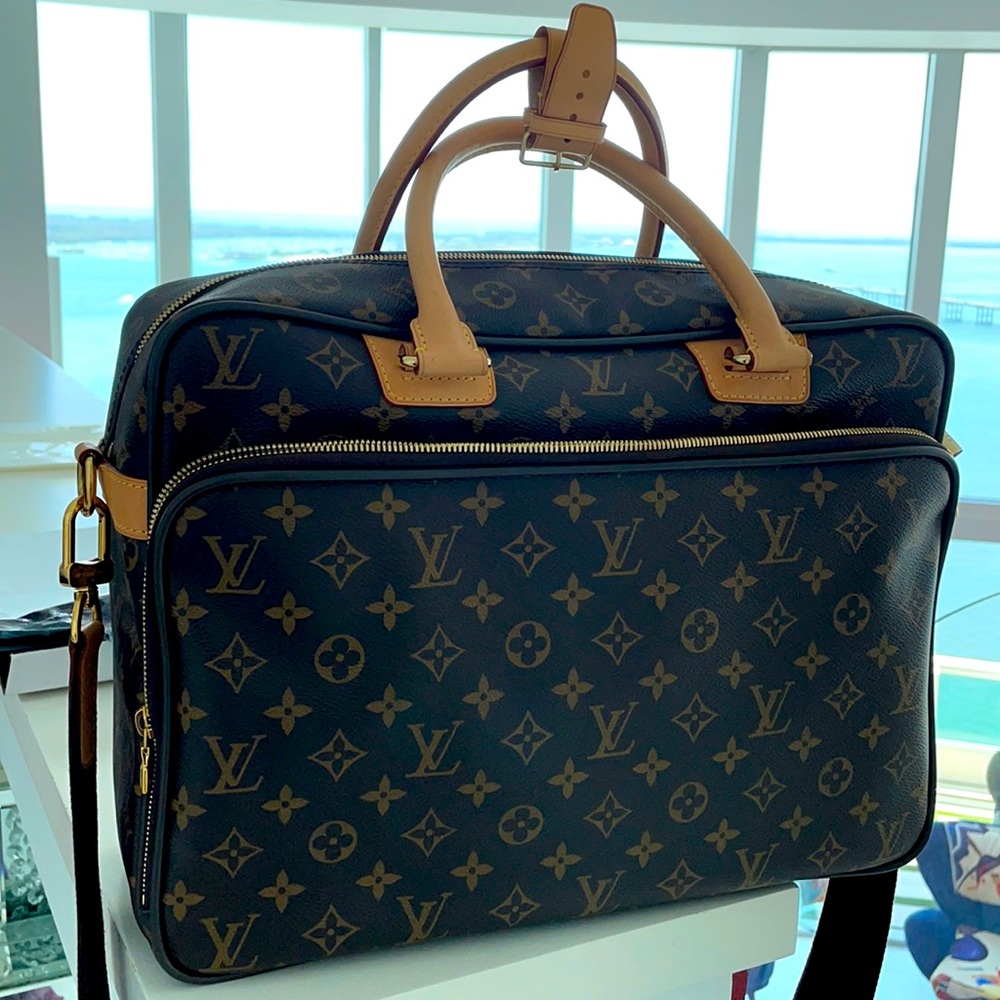 Louis vuitton 100% original briefcase/ travel bag.